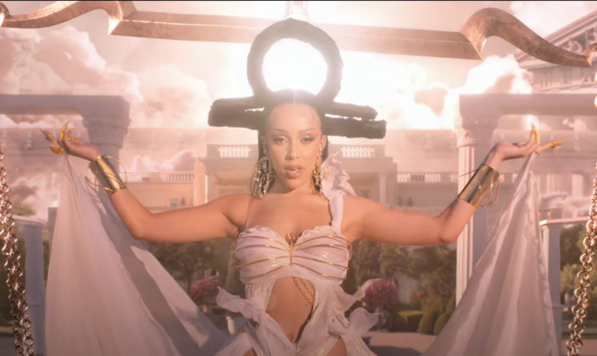 MV Kiss Me More của Doja Cat