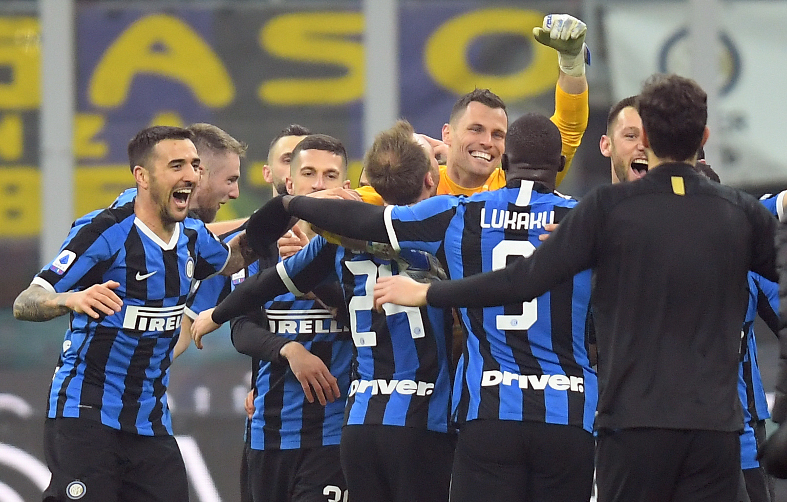 Inter Milan giành chiến thắng 4-0 trước Genoa