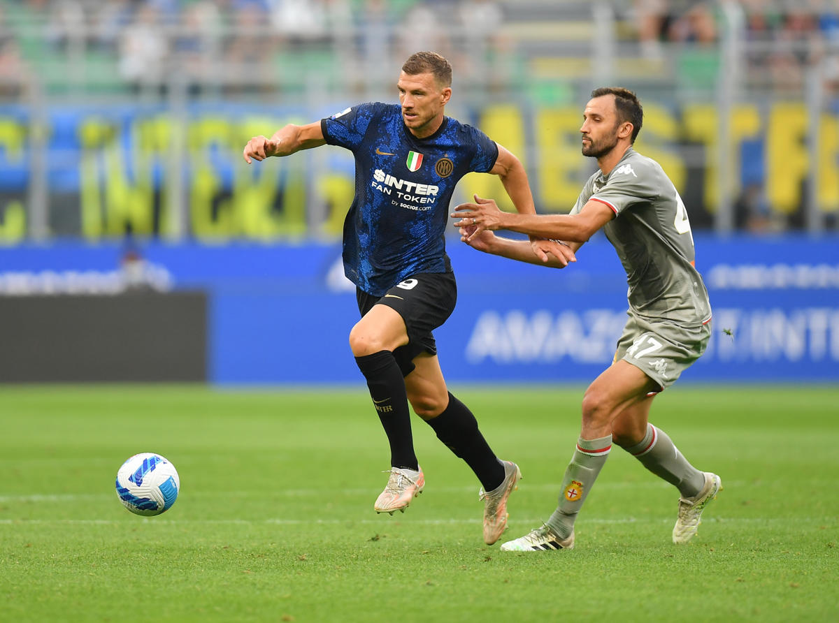 Sau tiếng còi khai cuộc, Inter đã tấn công ồ ạt sang phần sân Genoa gây sức ép