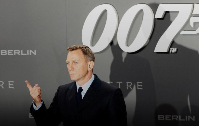 Daniel Craig đóng vai James Bond