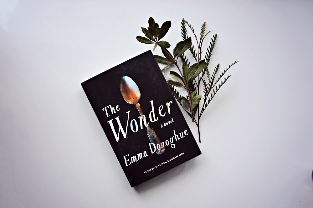 The Wonder dựa trên tiểu thuyết cùng tên của Emma Donoghue