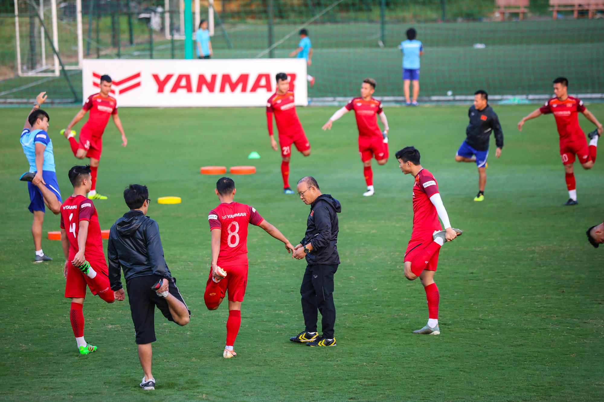 Các cầu thủ Việt Nam tập trung cao độ để chuẩn bị cho trận đấu sắp tới