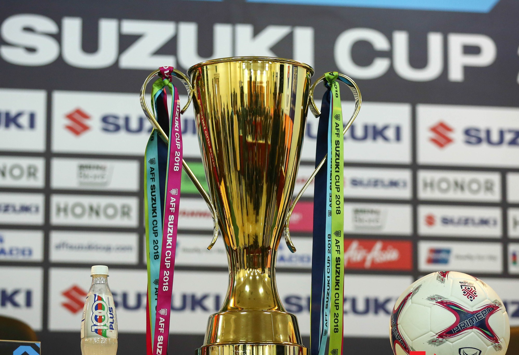 Cận cảnh chiếc cúp vô địch giải bóng đá Đông Nam Á