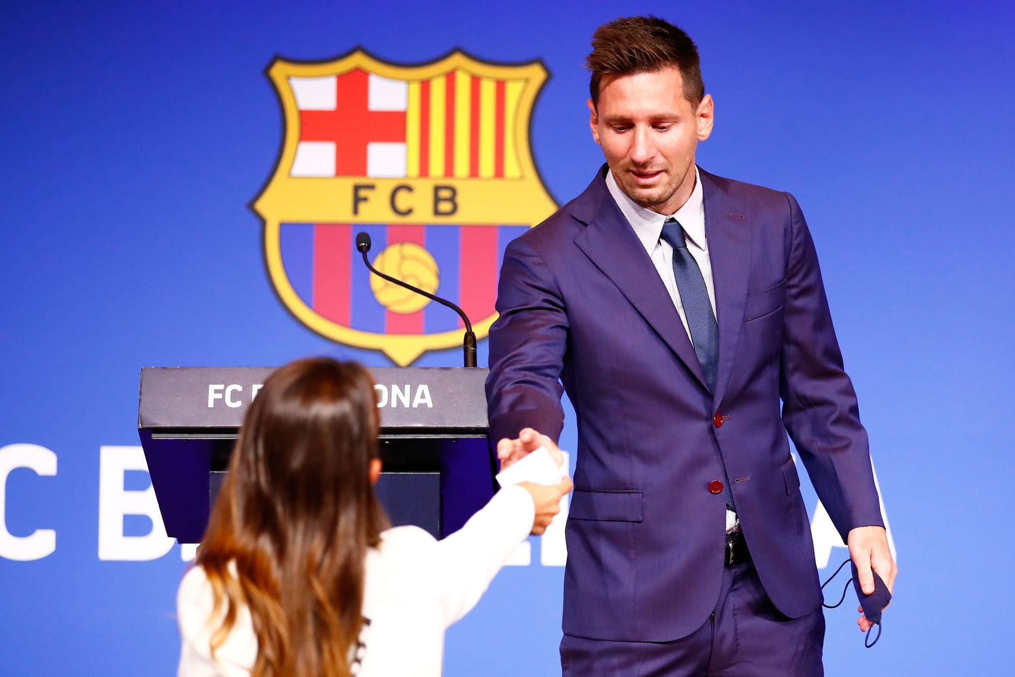 bà xã Antonella đưa giấy cho Messi trong buổi lễ chia tay