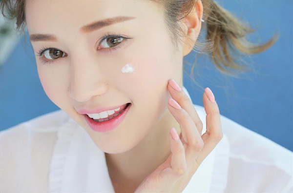 Kem chống nắng là tấm lá chắn giúp bảo vệ da khỏi tác hại của tia cực tím
