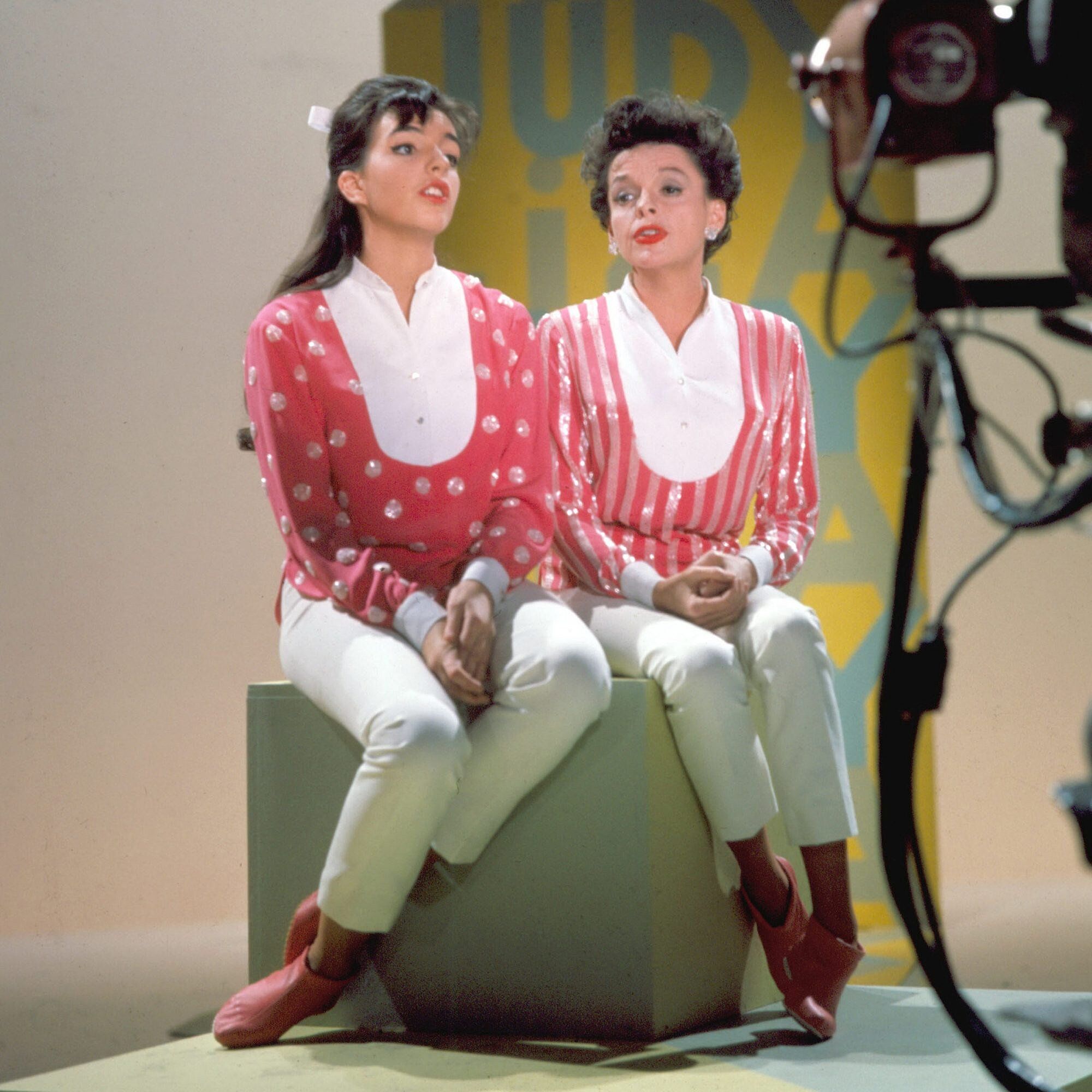 Huyền thoại Judy Garland và con gái Liza cùng phối trang phục với hai gam màu vui tươi, sinh động.