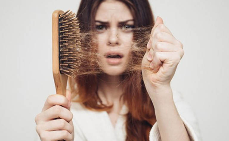 Bạn nên biết những thói quen xấu này khiến tóc bạn rụng như lá mùa thu