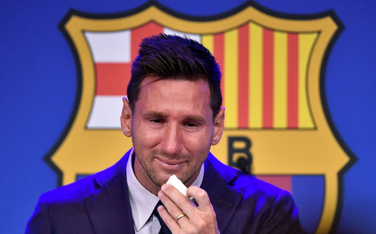 Messi xúc động khi chia tay Barca